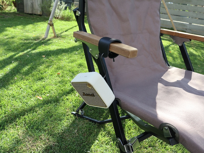 角ばった手すりや引き出しにも優しく掛けられる！「フェイクレザーのS字フック」