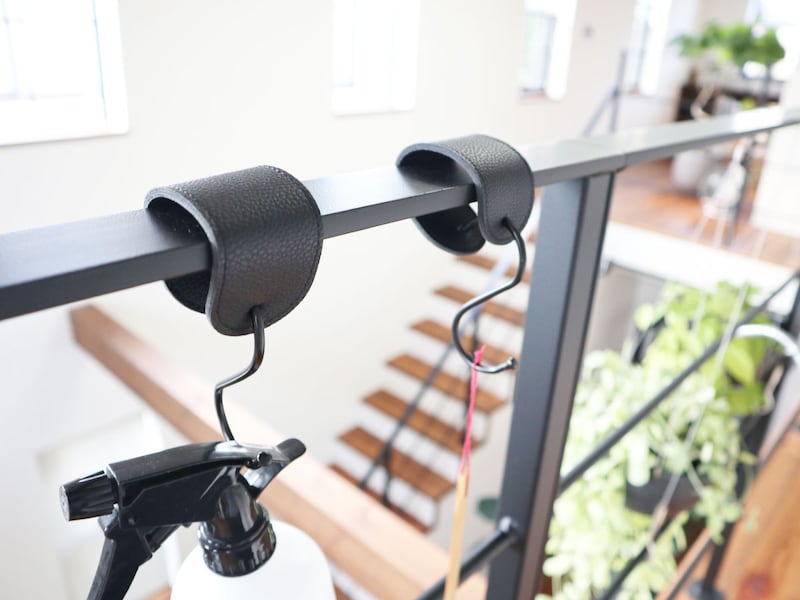 角ばった手すりや引き出しにも優しく掛けられる！「フェイクレザーのS字フック」