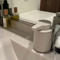 プッシュレスで手洗い習慣を衛生的に。くすみカラーがインテリアに馴染む「充電式ソープディスペンサー」