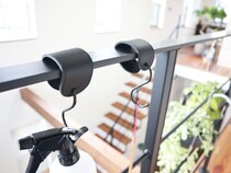 角ばった手すりや引き出しにも優しく掛けられる！「フェイクレザーのS字フック」