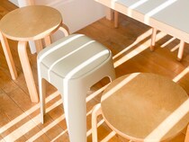 来客時にうれしい。いつもの暮らしにプラスしたくなる「やわらかクッションつき スタッキング スツール」