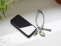 「大人の牛革スマホストラップ」で手首にかけた瞬間、ふっと身軽に