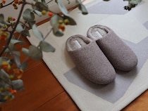 おうちで過ごす足元にも冬支度を。スッキリ見えて、ちゃんと暖か「bon momentのルームシューズ」