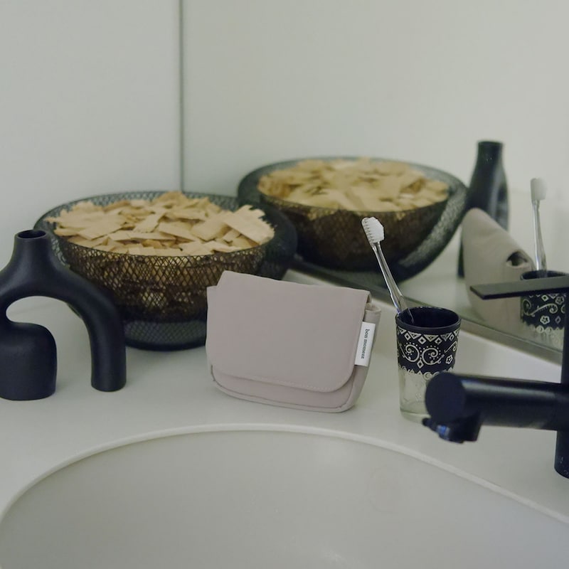 歯列矯正中の方に勧めたい、鏡とポーチがひとつになった「ミラー付きポーチ」