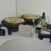 歯列矯正中の方に勧めたい、鏡とポーチがひとつになった「ミラー付きポーチ」