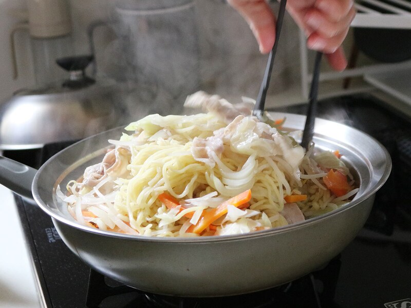 温野菜だけじゃない！焼きそば・パスタからチャプチェまで。蒸し器で簡単「絶品麺」レシピをご紹介