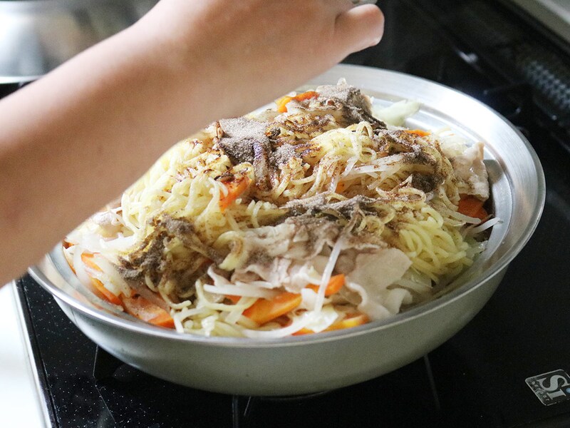 温野菜だけじゃない！焼きそば・パスタからチャプチェまで。蒸し器で簡単「絶品麺」レシピをご紹介