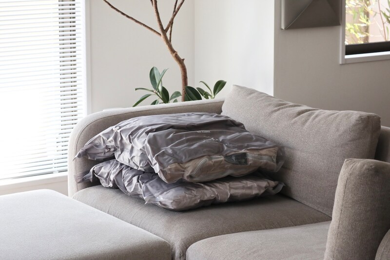 かさばる冬旅にも助かる！「すばやくペタンコ」の衣類圧縮袋を帰省・出張・キャンプで使ってみました