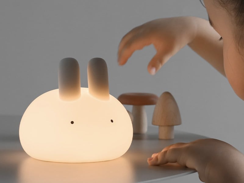 親子の寝かしつけにも、ひとりで眠る練習にも。ぷにぷにバニーライトをスタッフ家族も続々お迎え中