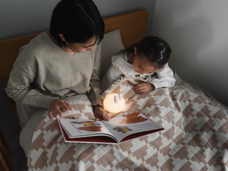 親子の寝かしつけにも、ひとりで眠る練習にも。ぷにぷにバニーライトをスタッフ家族も続々お迎え中