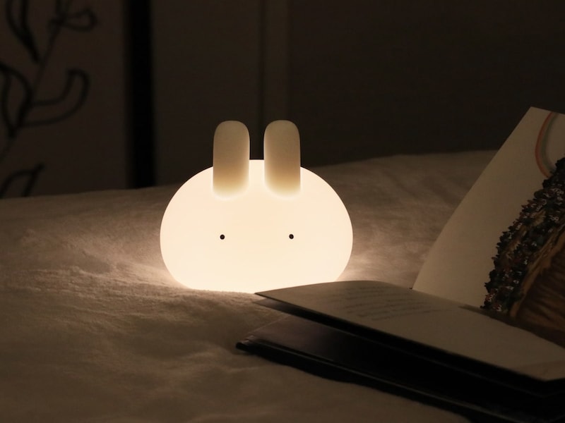 親子の寝かしつけにも、ひとりで眠る練習にも。ぷにぷにバニーライトをスタッフ家族も続々お迎え中