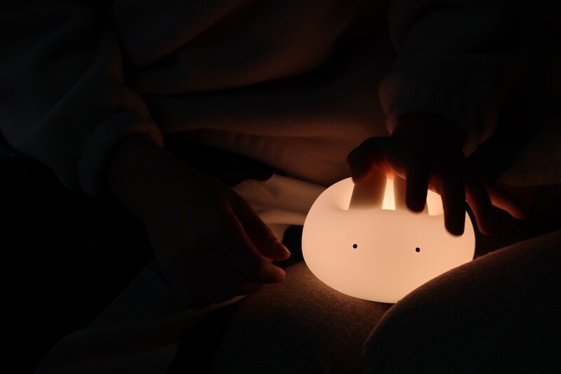 親子の寝かしつけにも、ひとりで眠る練習にも。ぷにぷにバニーライトをスタッフ家族も続々お迎え中