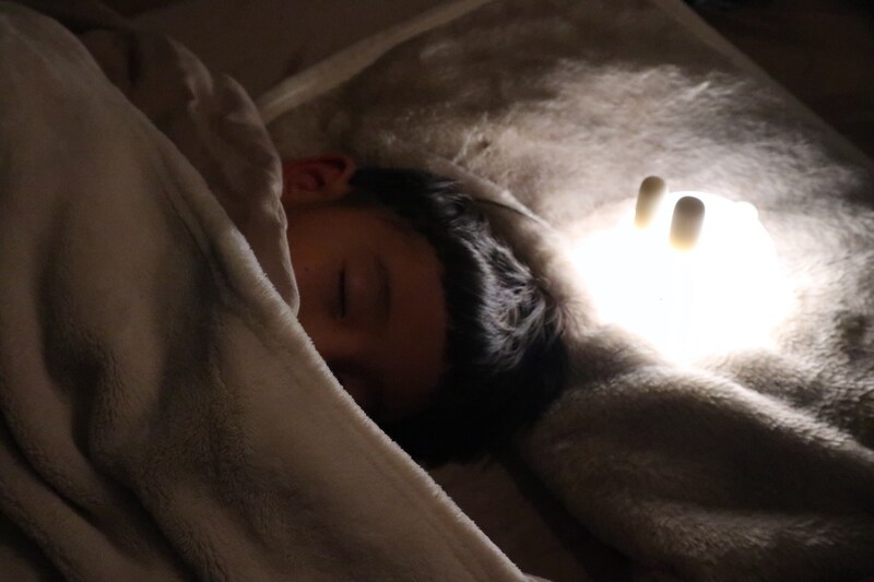 親子の寝かしつけにも、ひとりで眠る練習にも。ぷにぷにバニーライトをスタッフ家族も続々お迎え中