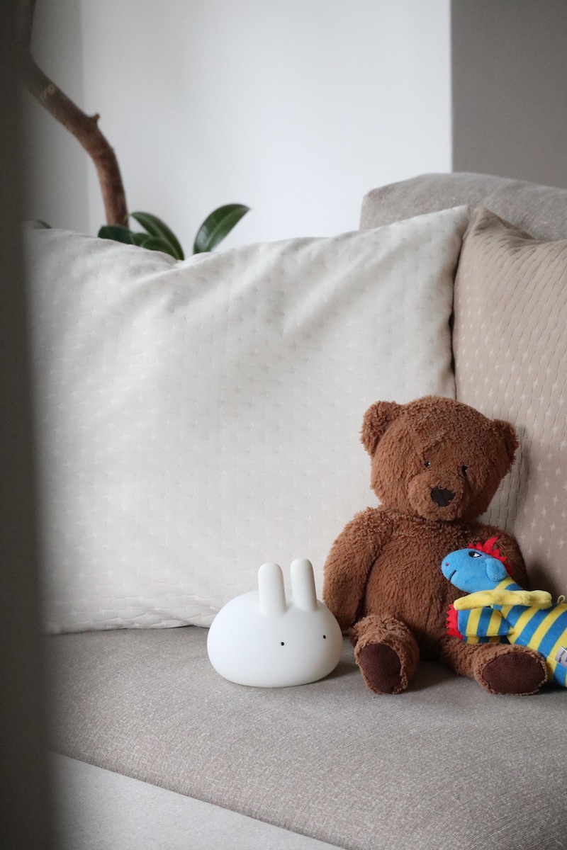 親子の寝かしつけにも、ひとりで眠る練習にも。ぷにぷにバニーライトをスタッフ家族も続々お迎え中