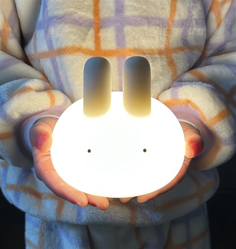 親子の寝かしつけにも、ひとりで眠る練習にも。ぷにぷにバニーライトをスタッフ家族も続々お迎え中