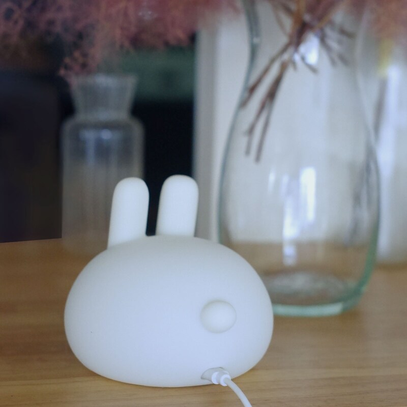 親子の寝かしつけにも、ひとりで眠る練習にも。ぷにぷにバニーライトをスタッフ家族も続々お迎え中