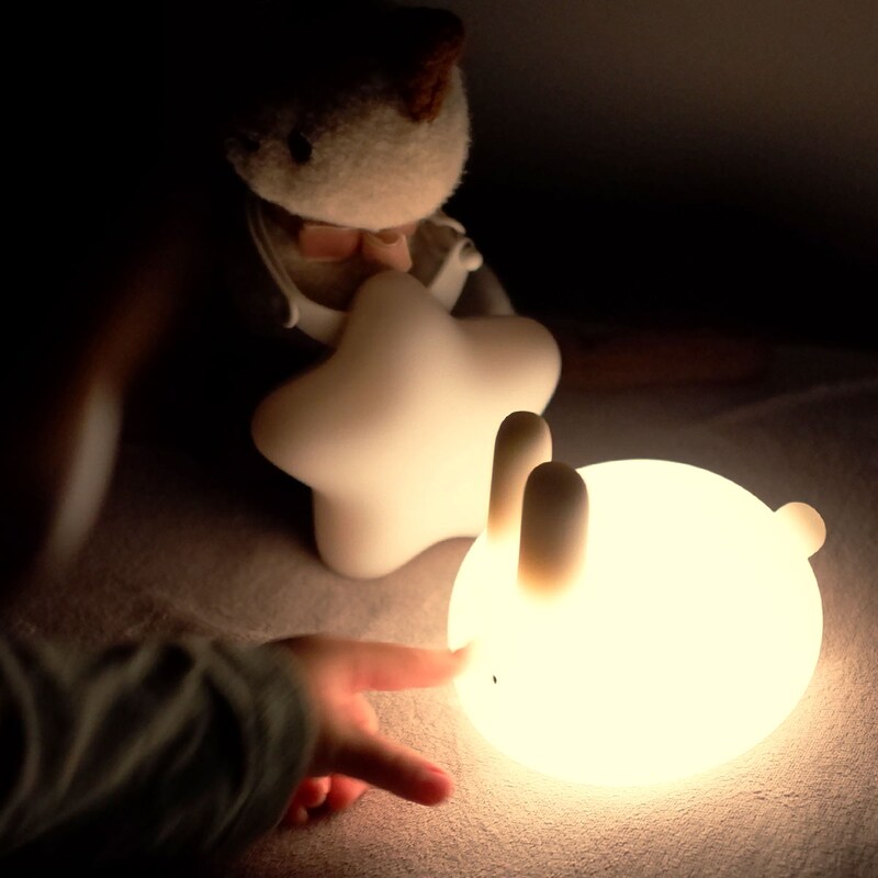 親子の寝かしつけにも、ひとりで眠る練習にも。ぷにぷにバニーライトをスタッフ家族も続々お迎え中