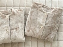 親子でおそろい。冬の部屋着にマイクロファイバー素材の「着る毛布」をプラス。