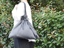 子どもとのお出かけにこそ使ってほしい。 bon momentの「旅上手になれる巾着サブバッグ」