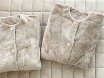 親子でおそろい。冬の部屋着にマイクロファイバー素材の「着る毛布」をプラス。