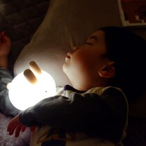 親子の寝かしつけにも、ひとりで眠る練習にも。ぷにぷにバニーライトをスタッフ家族も続々お迎え中