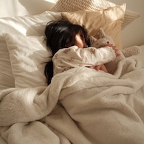 「特別な日常をくれる一枚」進化した伝説の毛布をインスタグラマーさんも体験中。感動の声がぞくぞく！