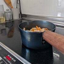 鉄分も摂れて一石二鳥な「鉄製みそ汁鍋」、一目惚れスタートから、毎日の相棒に