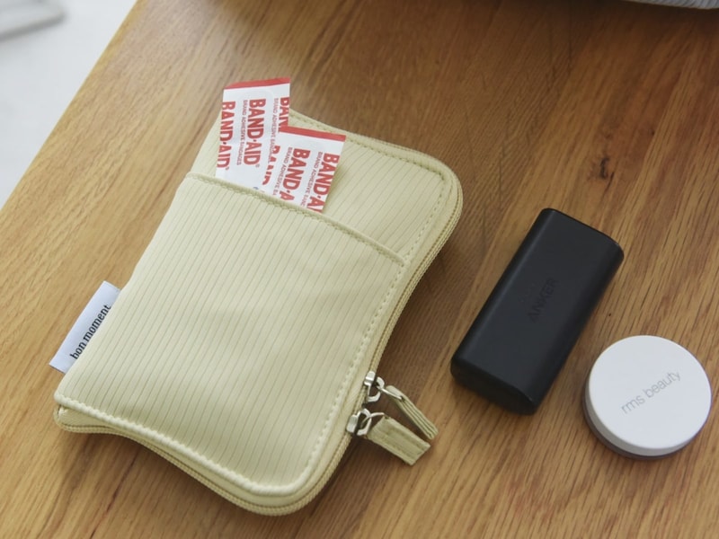 収納上手な４in１。小物迷子がなくなる「手帳型ミニポーチ」、スタッフは旅にも趣味にも愛用中〜