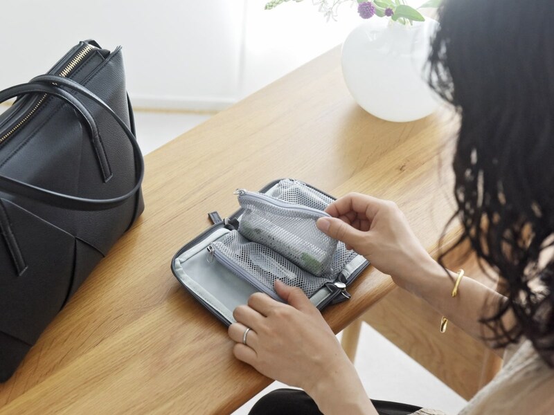 収納上手な４in１。小物迷子がなくなる「手帳型ミニポーチ」、スタッフは旅にも趣味にも愛用中〜