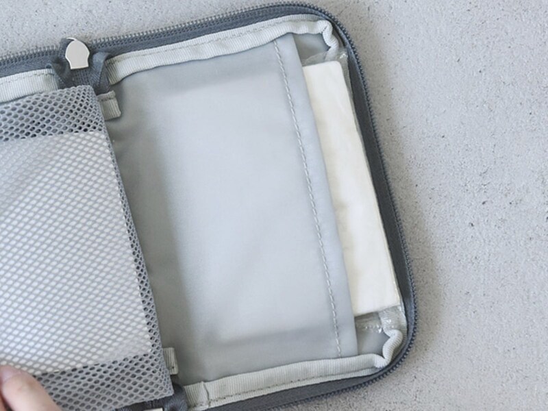 収納上手な４in１。小物迷子がなくなる「手帳型ミニポーチ」、スタッフは旅にも趣味にも愛用中〜