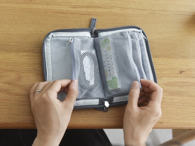 収納上手な４in１。小物迷子がなくなる「手帳型ミニポーチ」、スタッフは旅にも趣味にも愛用中〜