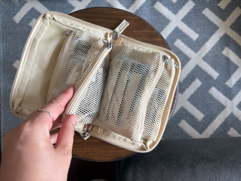 収納上手な４in１。小物迷子がなくなる「手帳型ミニポーチ」、スタッフは旅にも趣味にも愛用中〜