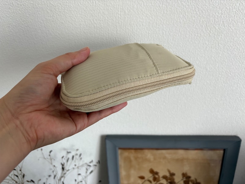 収納上手な４in１。小物迷子がなくなる「手帳型ミニポーチ」、スタッフは旅にも趣味にも愛用中〜