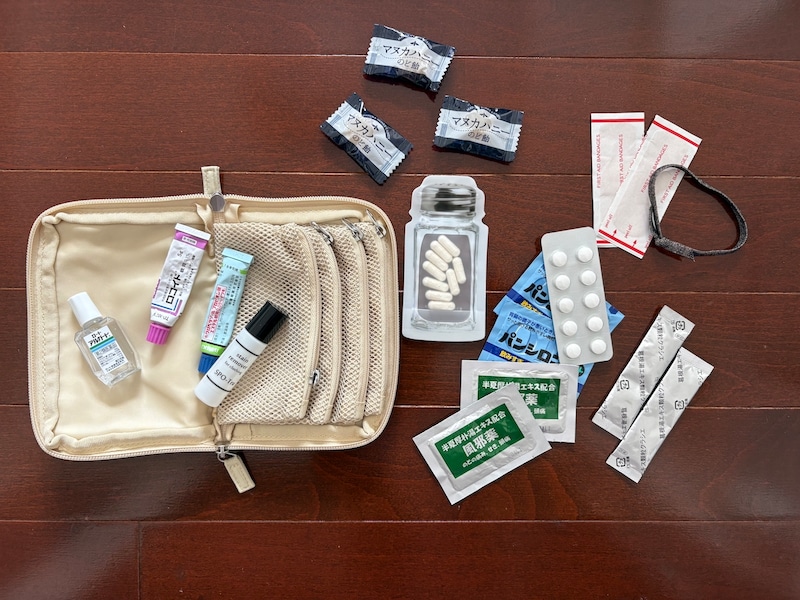 収納上手な４in１。小物迷子がなくなる「手帳型ミニポーチ」、スタッフは旅にも趣味にも愛用中〜