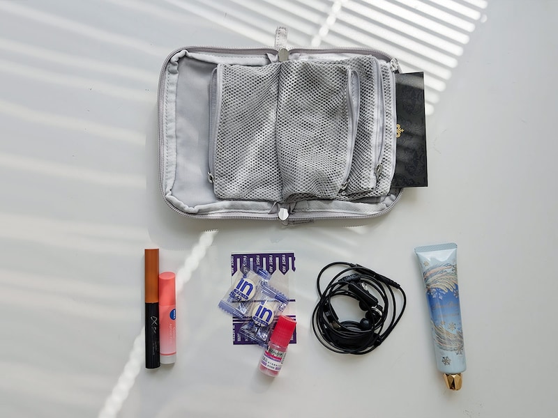 収納上手な４in１。小物迷子がなくなる「手帳型ミニポーチ」、スタッフは旅にも趣味にも愛用中〜