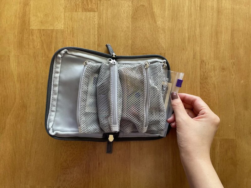 収納上手な４in１。小物迷子がなくなる「手帳型ミニポーチ」、スタッフは旅にも趣味にも愛用中〜