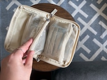 収納上手な４in１。小物迷子がなくなる「手帳型ミニポーチ」、スタッフは旅にも趣味にも愛用中〜