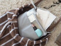 もうバッグの底に沈まない！「吊り下げバッグインバッグ」があれば、小物の取り出しがスムーズに