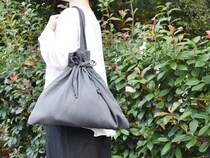 子どもとのお出かけにこそ使ってほしい。 bon momentの「旅上手になれる巾着サブバッグ」