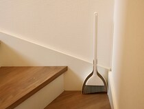 スリムだけど自立する「marnaのほうきちりとり」でお部屋のキレイを気軽にキープ。