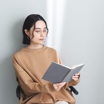 大人世代の気になる老眼・紫外線・ブルーライト、全部まとめて薄さ5mmの「栞メガネ」