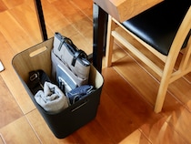 インテリアに溶け込む“動く収納”で、「ほぼ毎日使うけれど、出しっぱなしにはしたくない」がスッキリ片付きます