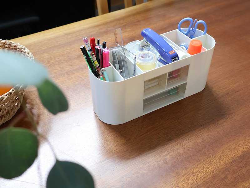 ゴチャつきがちな文房具の定位置が決まる。リビング学習にもぴったりな「多機能ペン立て」