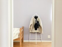 おしゃれなコンパクト設計、Ordreの「コンパクトに置けるコートハンガー」