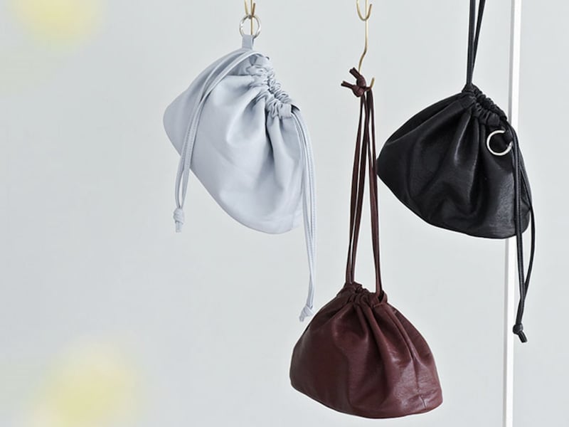 ペットボトルにカメラまで。見た目以上に入ってバッグにもなる『巾着ポーチ』インスタグラマーさんの使い方