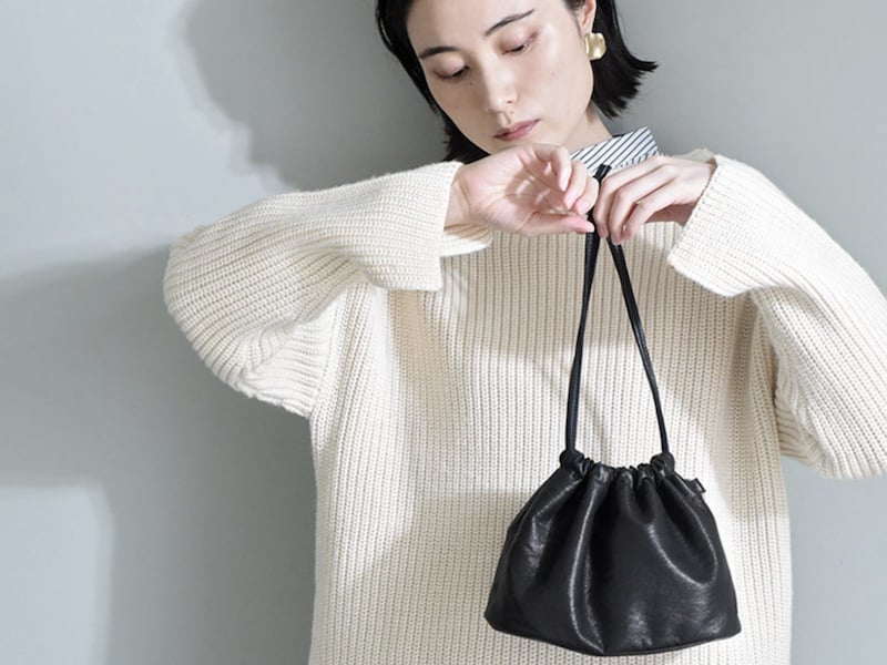 ペットボトルにカメラまで。見た目以上に入ってバッグにもなる『巾着ポーチ』インスタグラマーさんの使い方