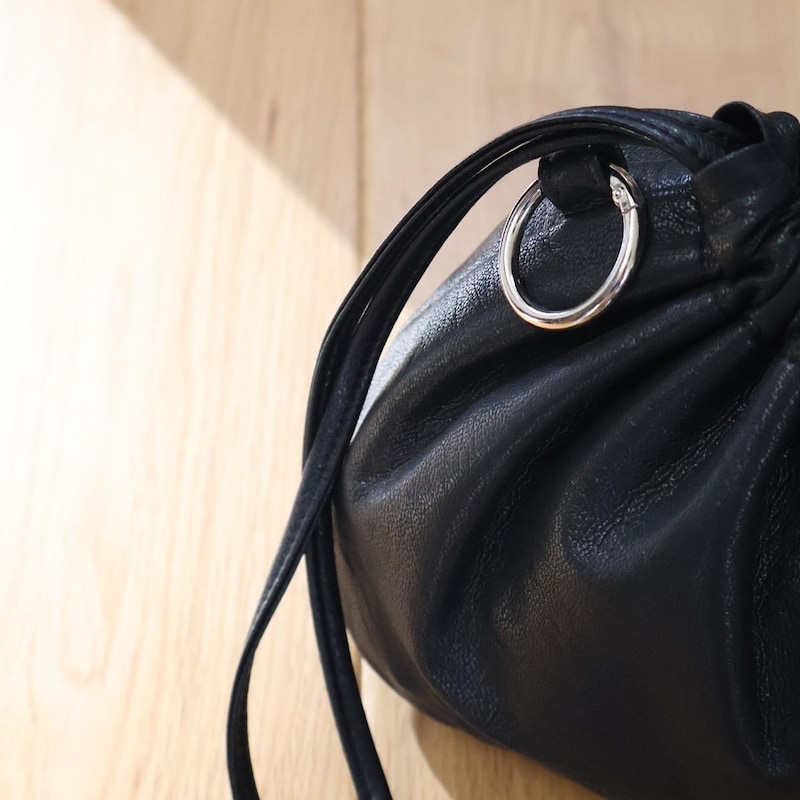 ペットボトルにカメラまで。見た目以上に入ってバッグにもなる『巾着ポーチ』インスタグラマーさんの使い方