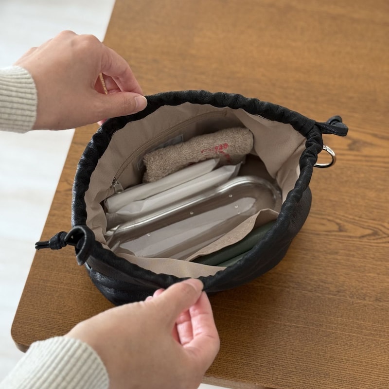 ペットボトルにカメラまで。見た目以上に入ってバッグにもなる『巾着ポーチ』インスタグラマーさんの使い方