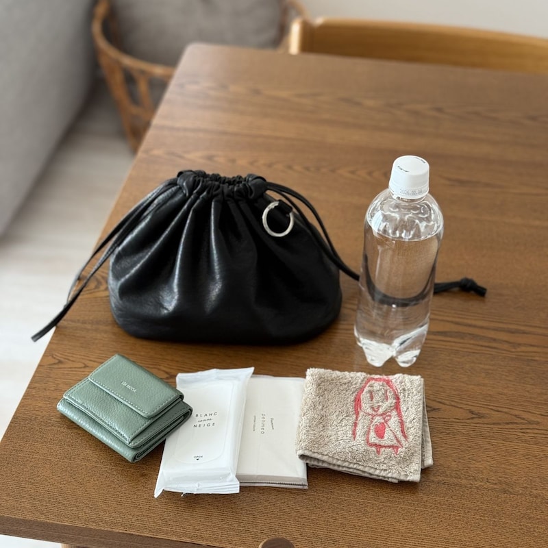 ペットボトルにカメラまで。見た目以上に入ってバッグにもなる『巾着ポーチ』インスタグラマーさんの使い方