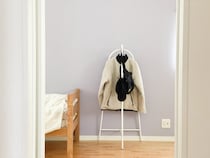 おしゃれなコンパクト設計、Ordreの「コンパクトに置けるコートハンガー」